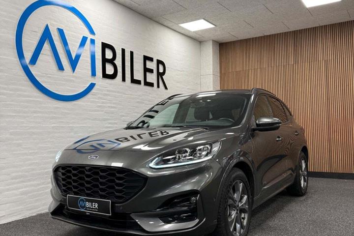 Grå Ford Kuga fra 2021 set udefra