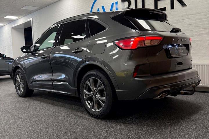 Grå Ford Kuga fra 2021