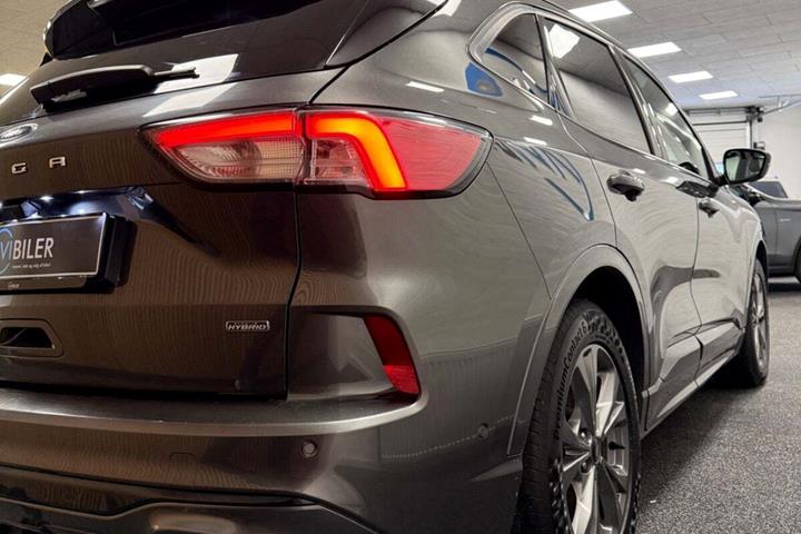 Grå Ford Kuga fra 2021