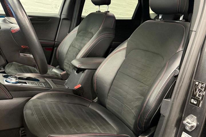 Grå Ford Kuga fra 2021