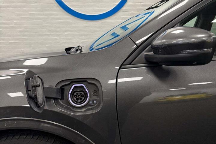 Grå Ford Kuga fra 2021