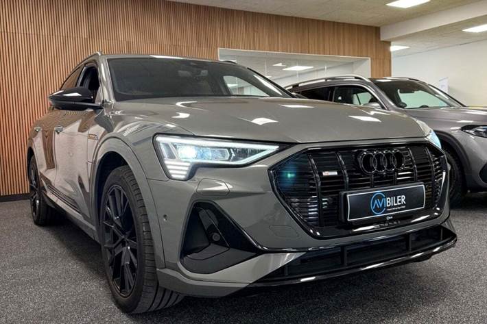 Grå Audi e-tron fra 2023