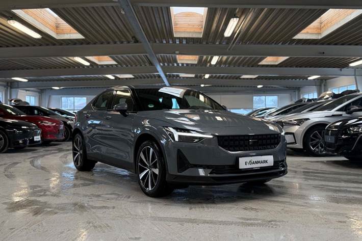 Blå Polestar 2 fra 2022 set udefra