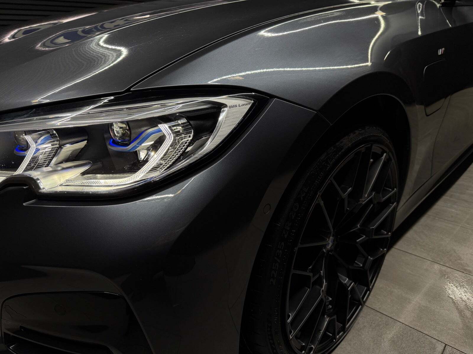 Grå BMW 330e fra 2020