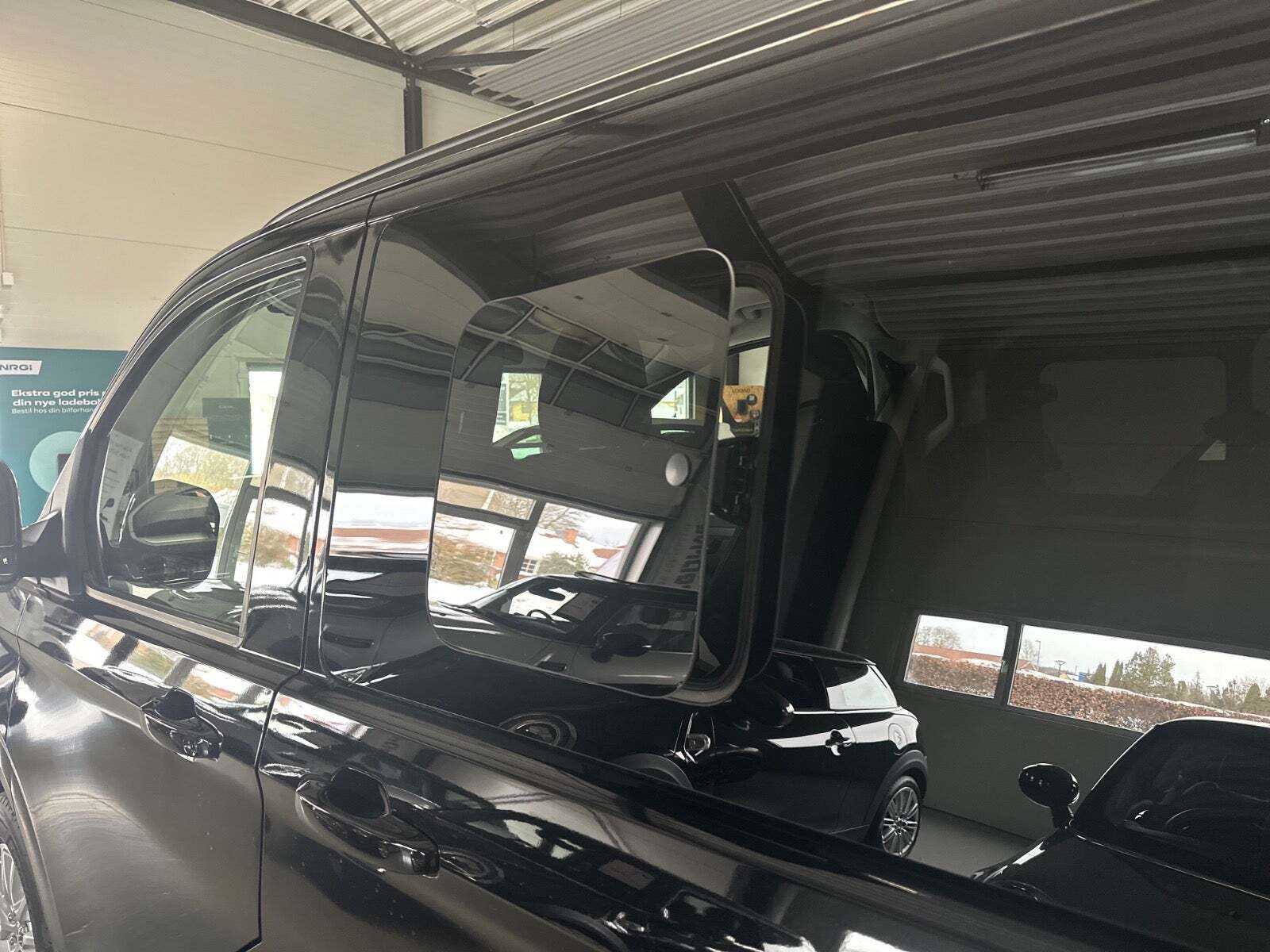 Sort VW e-Caravelle fra 2026