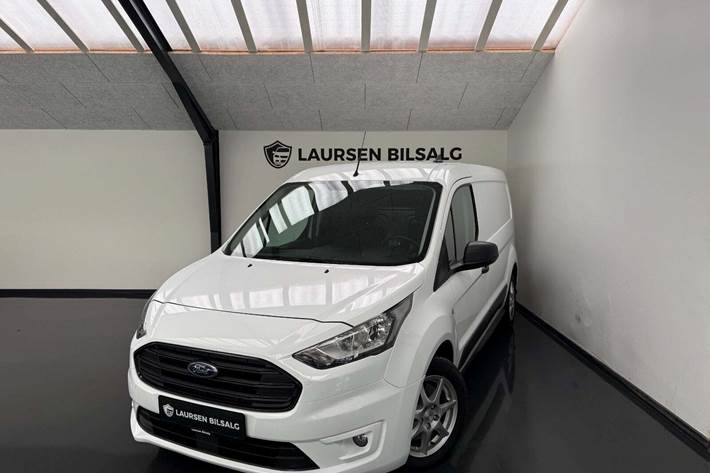 Hvid Ford Transit Connect fra 2021 set udefra
