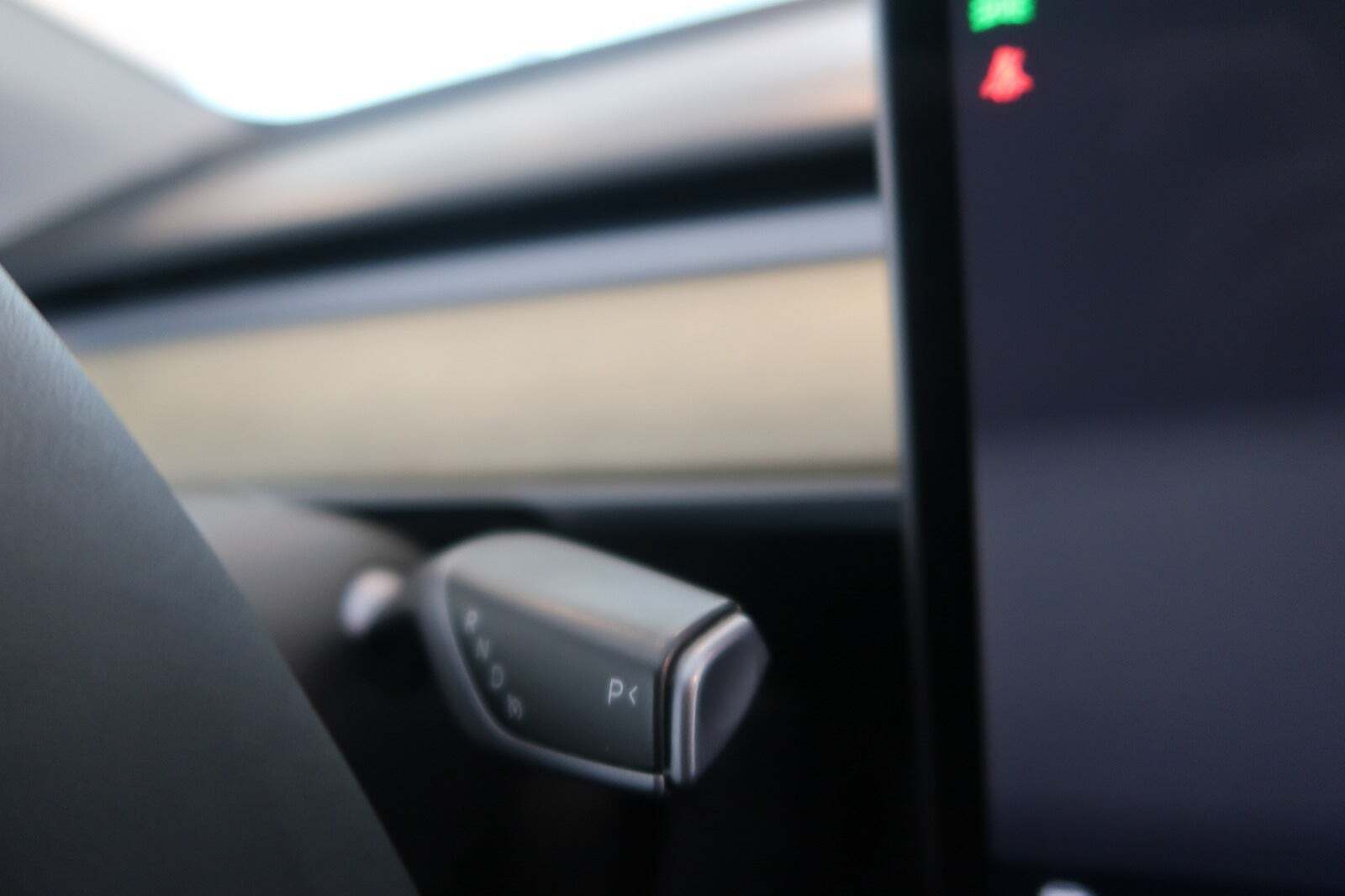 Blå Tesla Model Y fra 2023