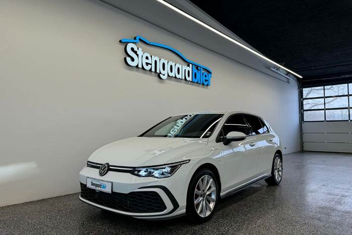 Hvid VW Golf VIII fra 2021 set udefra