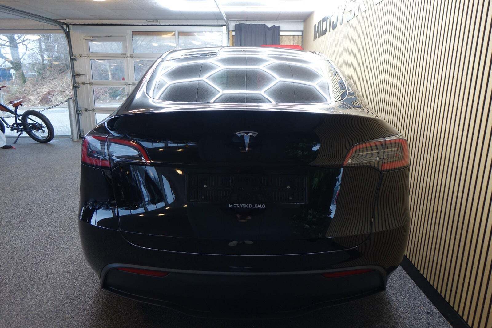 Sort Tesla Model Y fra 2022