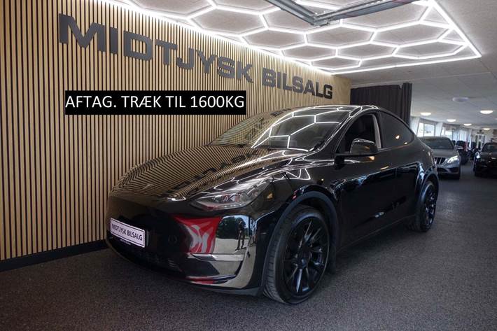 Sort Tesla Model Y fra 2022 set udefra