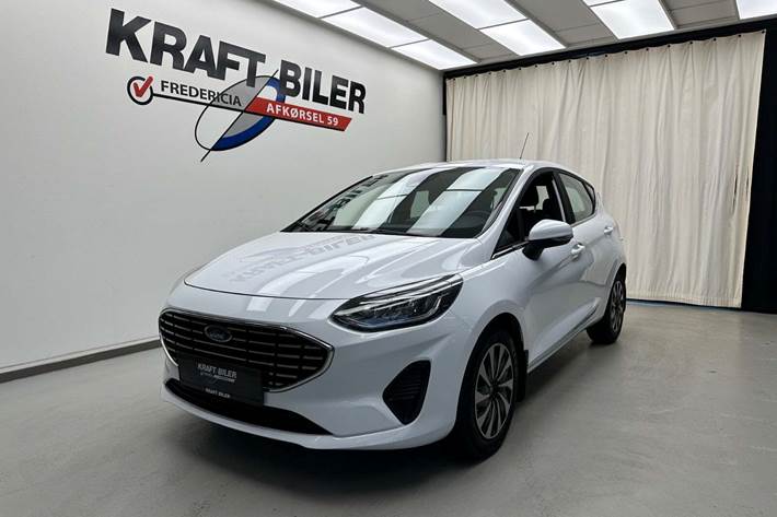 Hvid Ford Fiesta fra 2022 set udefra