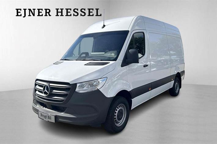 Hvid Mercedes Sprinter 317 fra 2024 set udefra