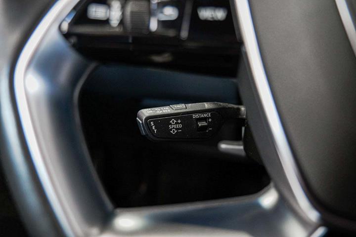 Blå Audi e-tron fra 2020