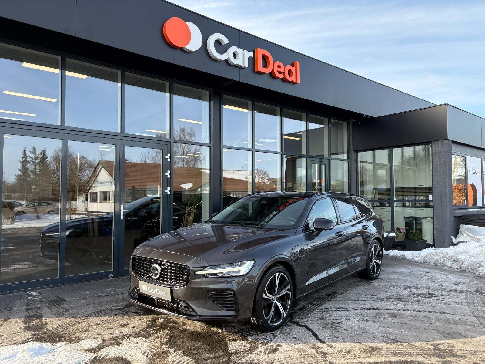 Grå Volvo V60 fra 2023