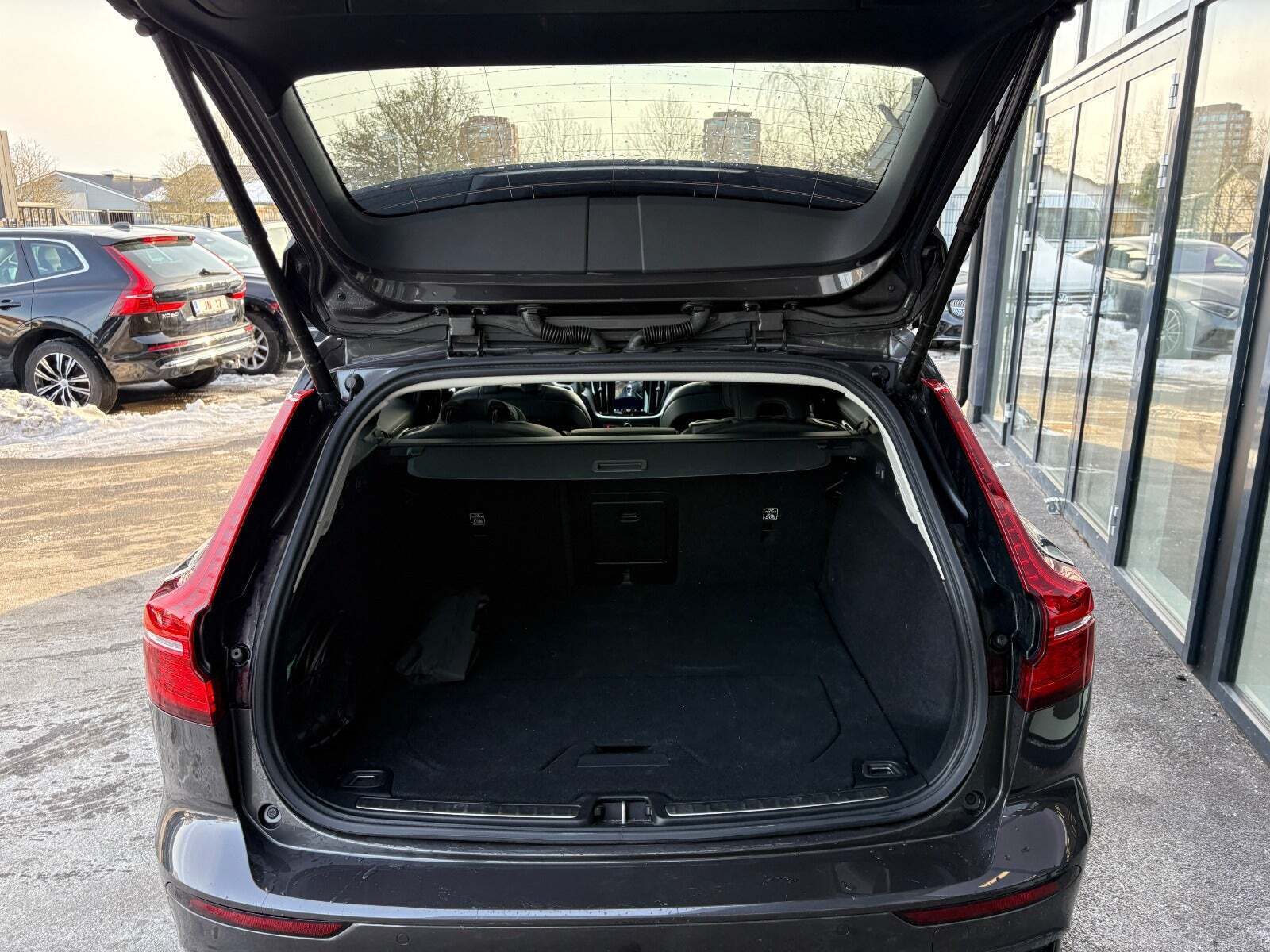 Grå Volvo V60 fra 2023