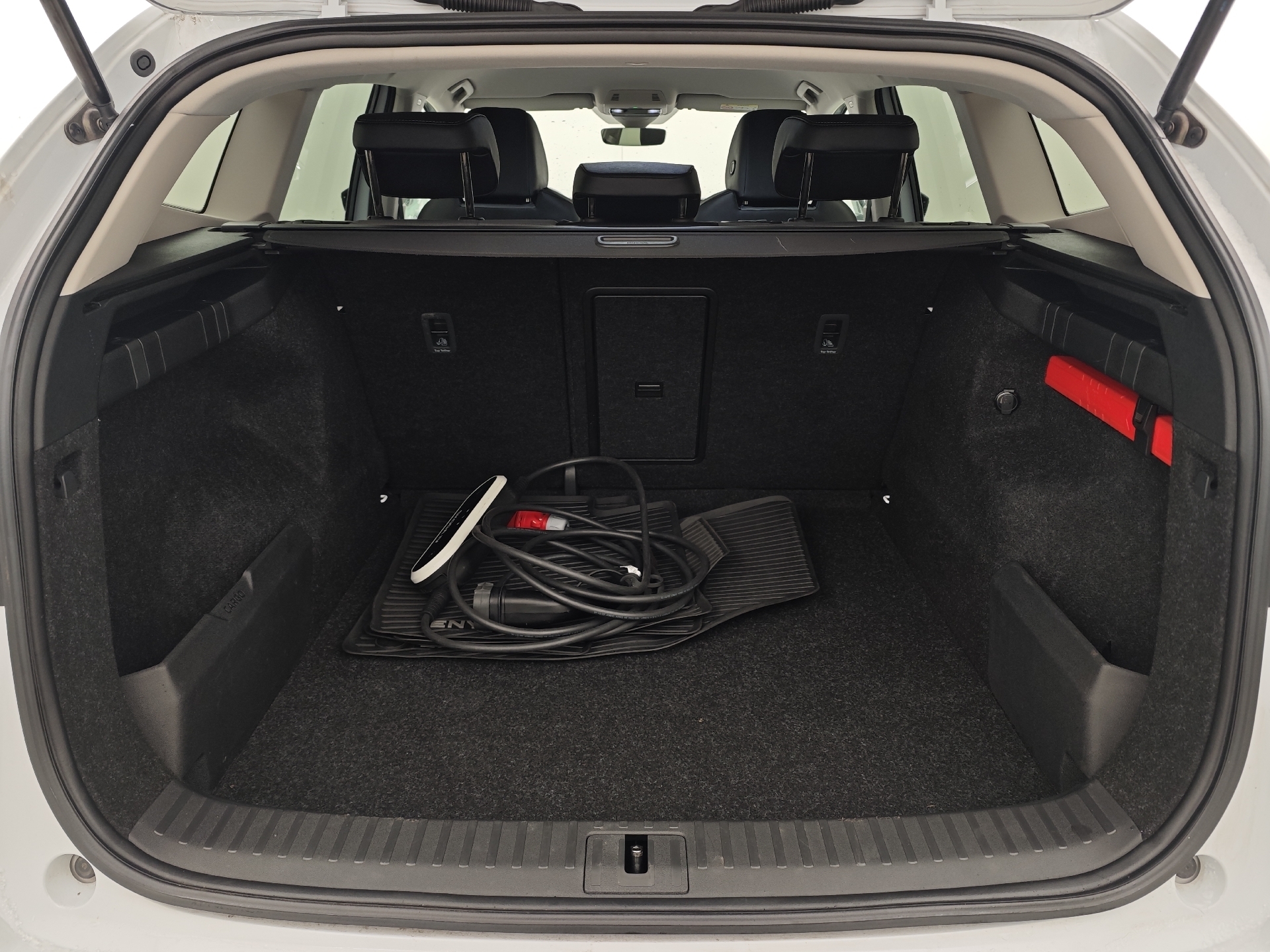 Hvid Skoda Enyaq fra 2023