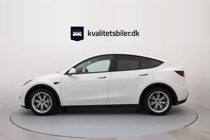 Hvid Tesla Model Y fra 2023