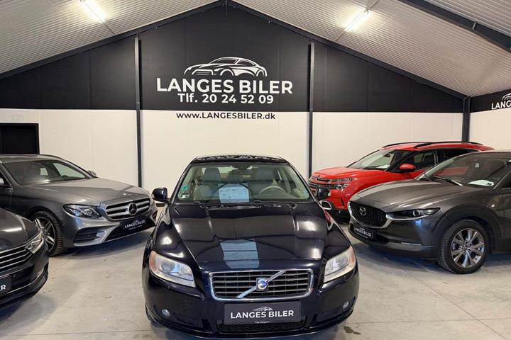 Blå Volvo S80 fra 2007 set udefra