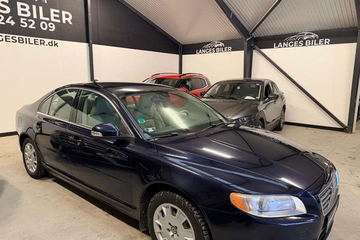 Blå Volvo S80 fra 2007 set udefra