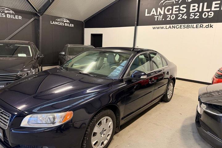 Blå Volvo S80 fra 2007 set udefra