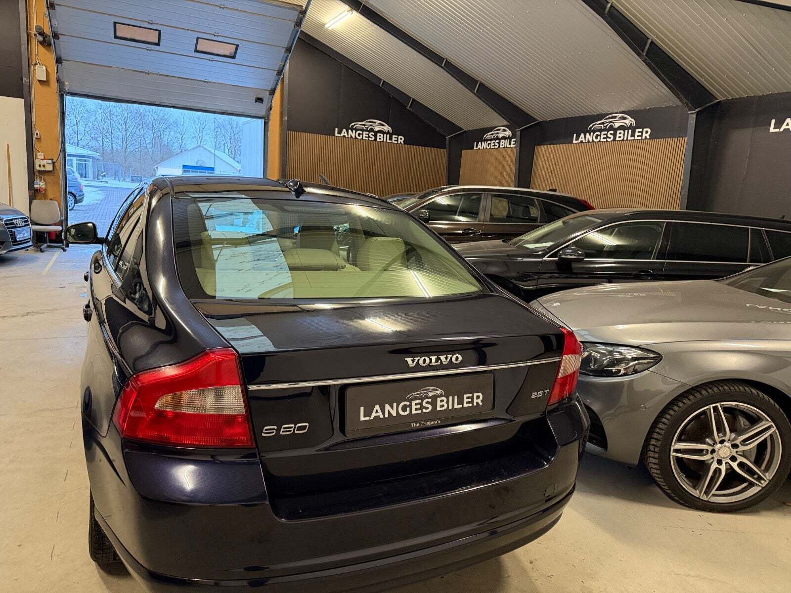 Blå Volvo S80 fra 2007 set udefra