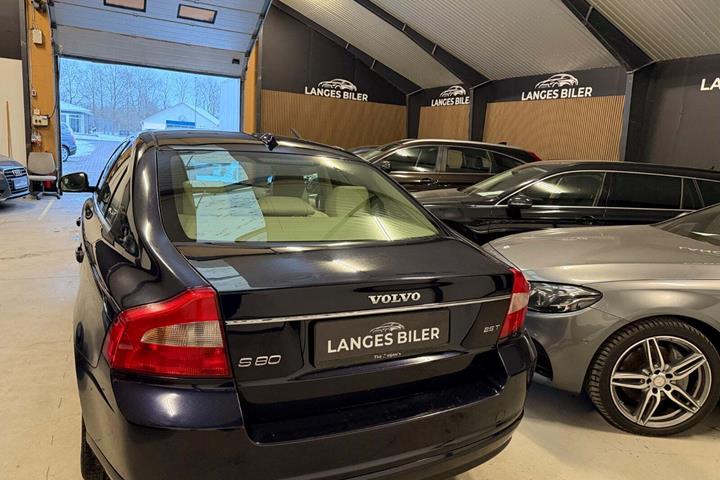 Blå Volvo S80 fra 2007 set udefra
