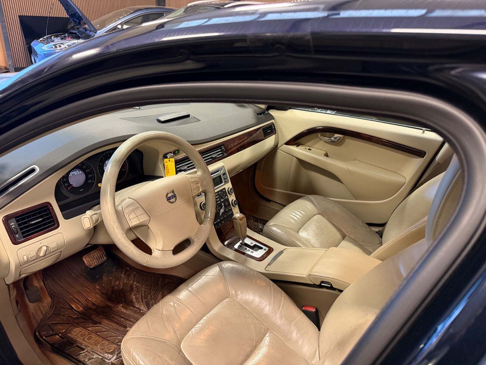 Blå Volvo S80 fra 2007 set indefra