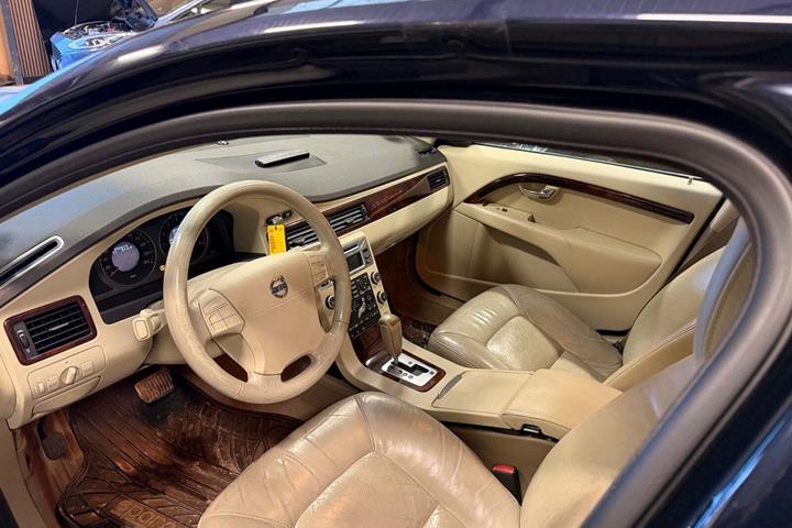 Blå Volvo S80 fra 2007 set indefra