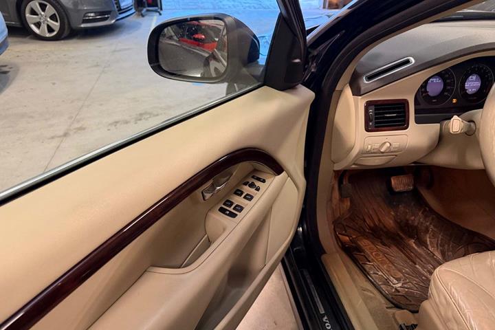 Blå Volvo S80 fra 2007 set indefra
