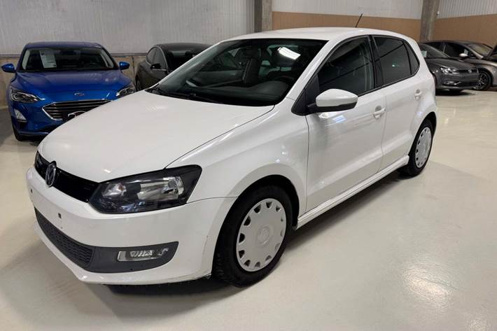 Hvid VW Polo fra 2010 set udefra