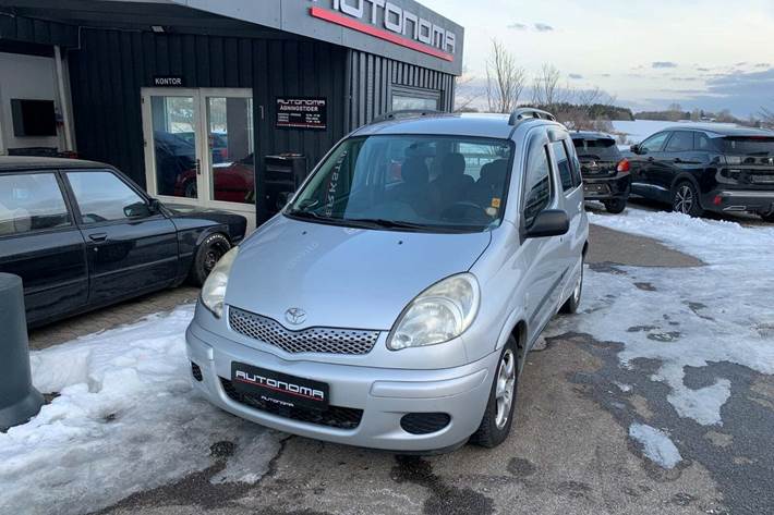 Sølv Toyota Yaris Verso fra 2003 set udefra