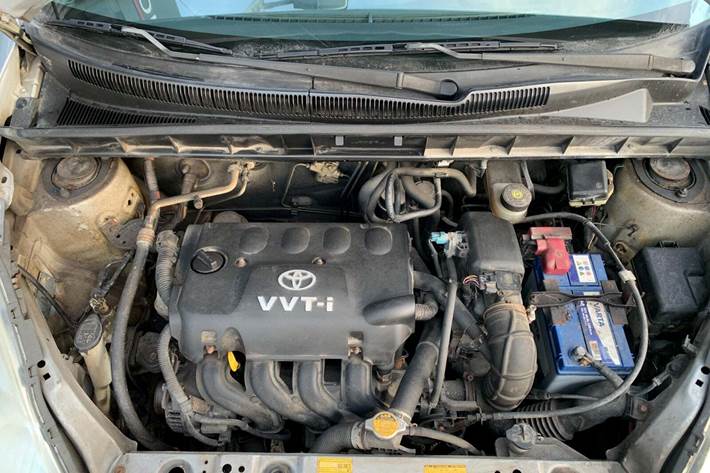 Sølv Toyota Yaris Verso fra 2003