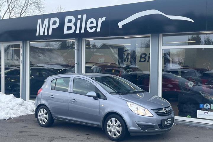 Blå Opel Corsa fra 2010