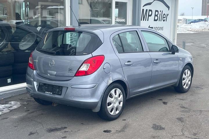 Blå Opel Corsa fra 2010