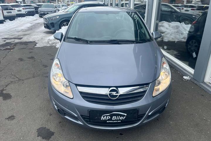 Blå Opel Corsa fra 2010