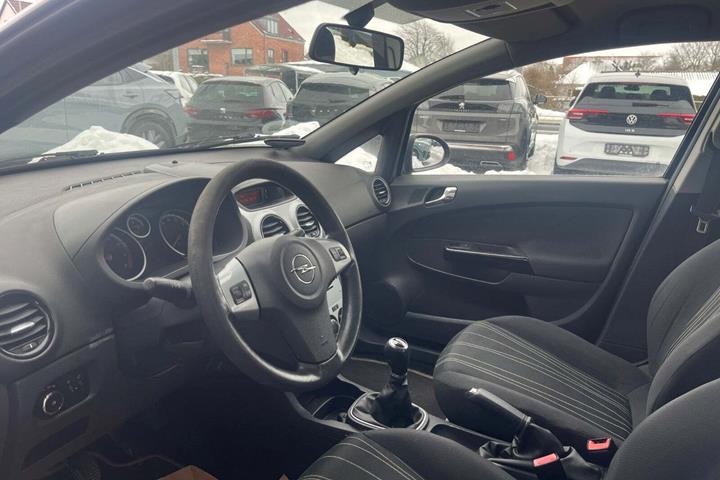 Blå Opel Corsa fra 2010