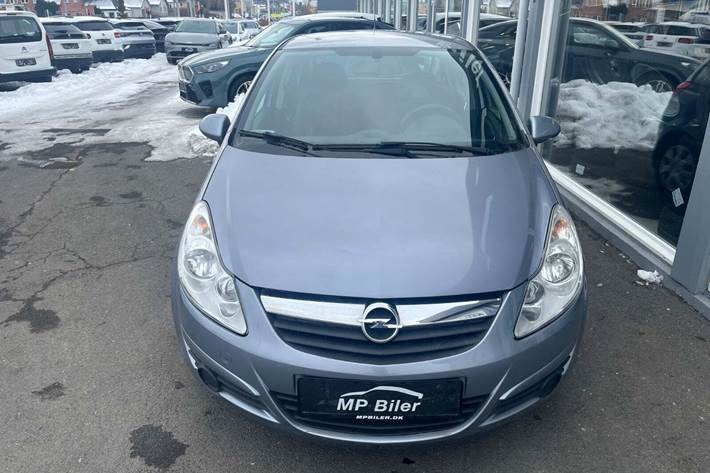 Blå Opel Corsa fra 2010