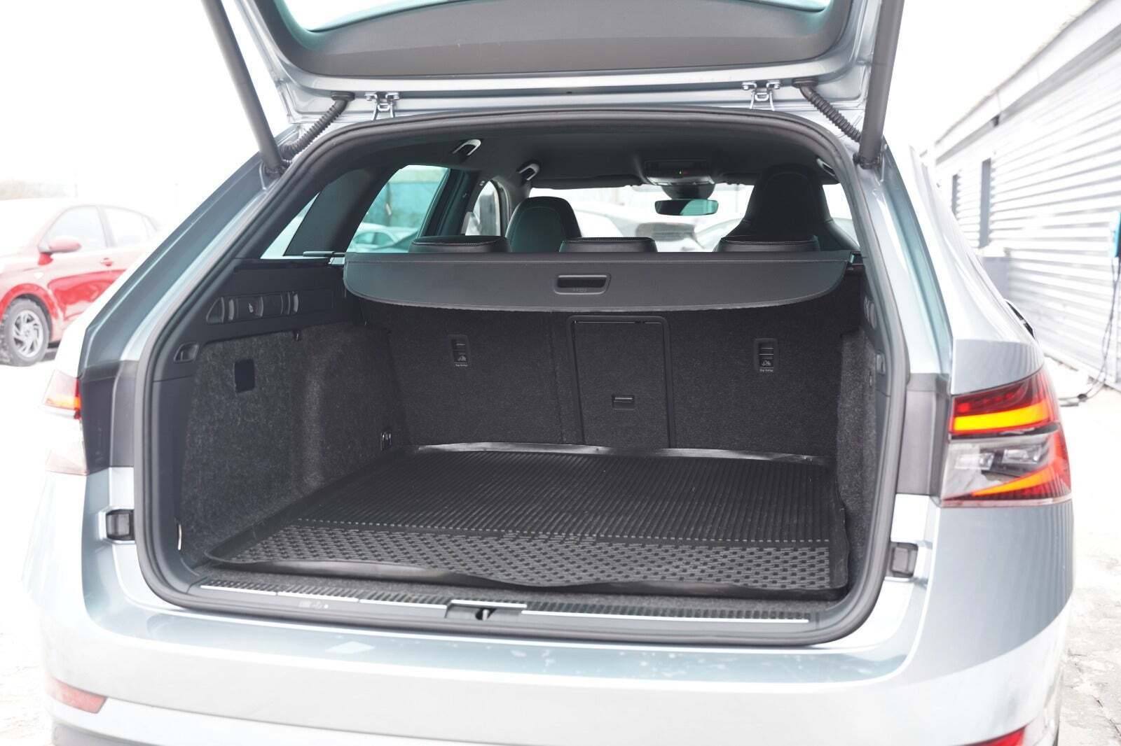 Grå Skoda Superb fra 2021