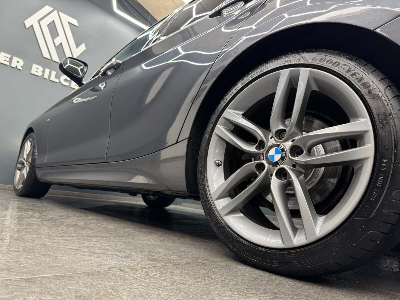 Grå BMW 118i fra 2019