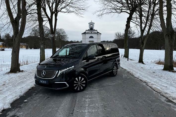 Sort Mercedes EQV300 fra 2021 set udefra