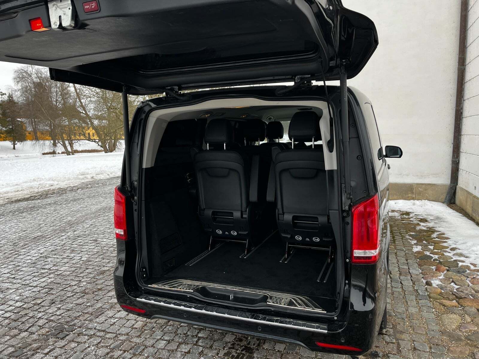 Sort Mercedes EQV300 fra 2021