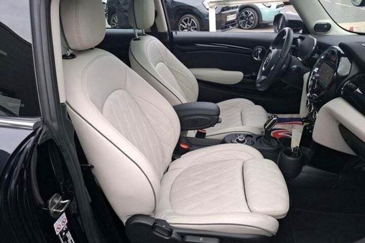 Sort Mini Cooper SE fra 2024