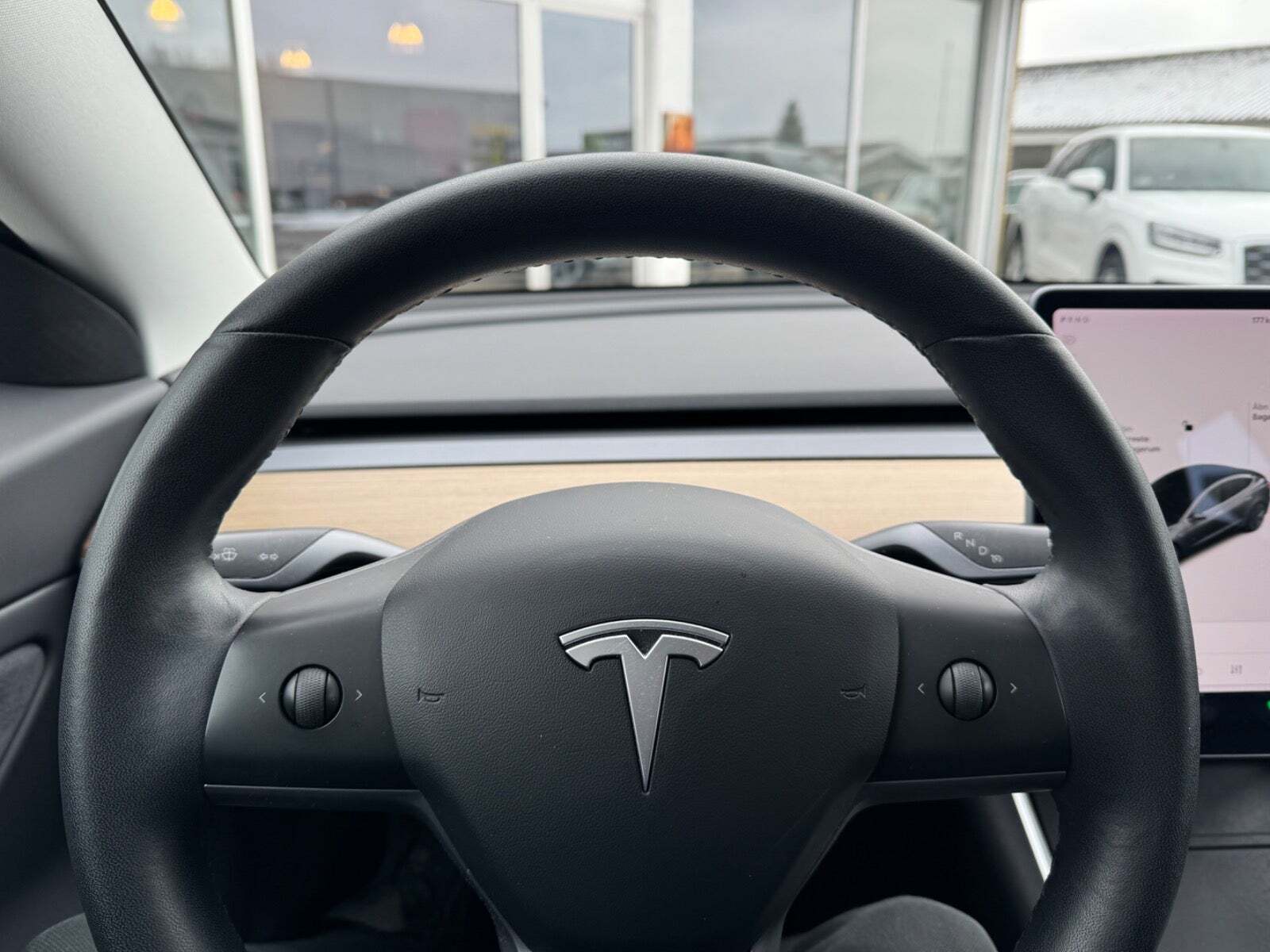 Grå Tesla Model 3 fra 2019