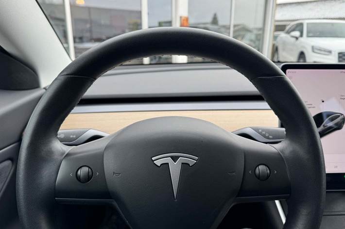 Grå Tesla Model 3 fra 2019