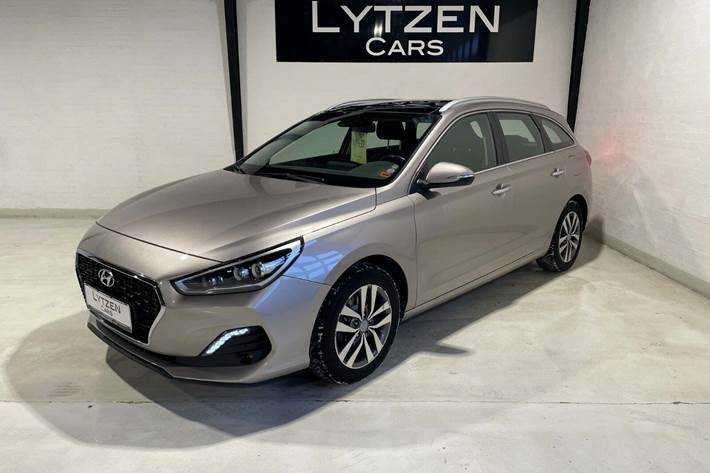 Beige Hyundai i30 fra 2018 set udefra