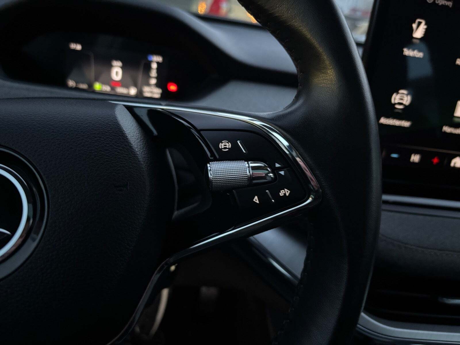 Blå Skoda Enyaq fra 2021