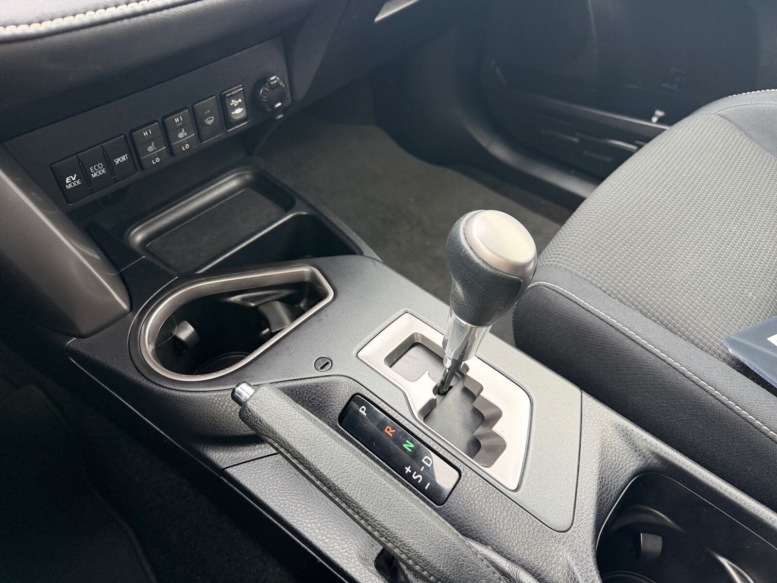 Sort Toyota RAV4 fra 2016