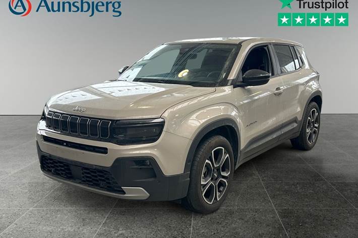 Beige Jeep Avenger fra 2025 set udefra