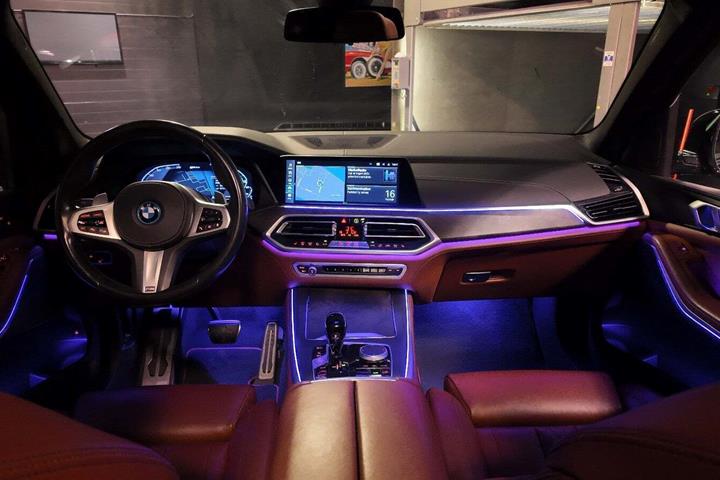Grå BMW X5 fra 2022