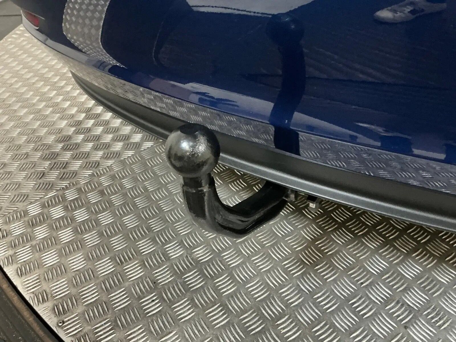 Blå Tesla Model 3 fra 2021